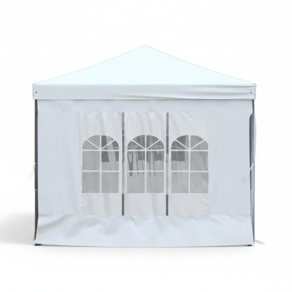 Vue latérale de la tente fermée montrant la paroi de 3 mètres équipée de fenêtres transparentes style cathédrale.