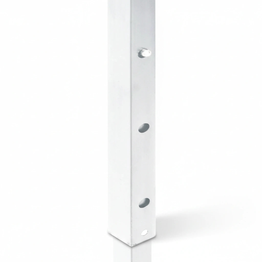 Zoom sur le montant carré en acier blanc de la structure pliante avec les trous de réglage de hauteur.