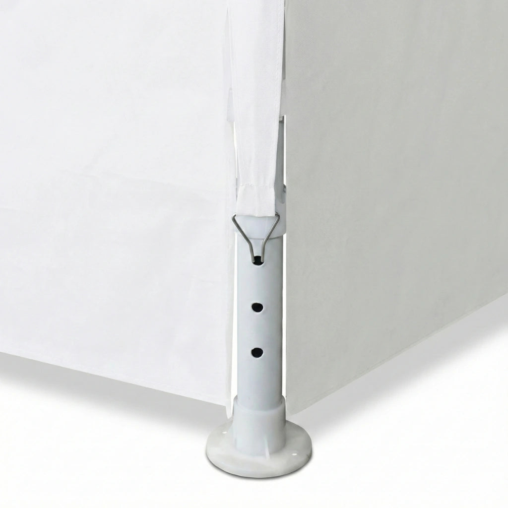 Système de fixation de la toile PE sur le montant tubulaire à l'aide d'élastiques et pied d'ancrage en plastique blanc.