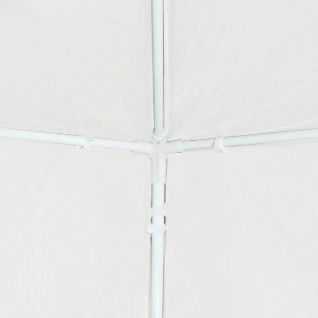 Vue interne de la structure de toit : assemblage de tubes en acier blanc et connecteurs plastiques sous la toile.