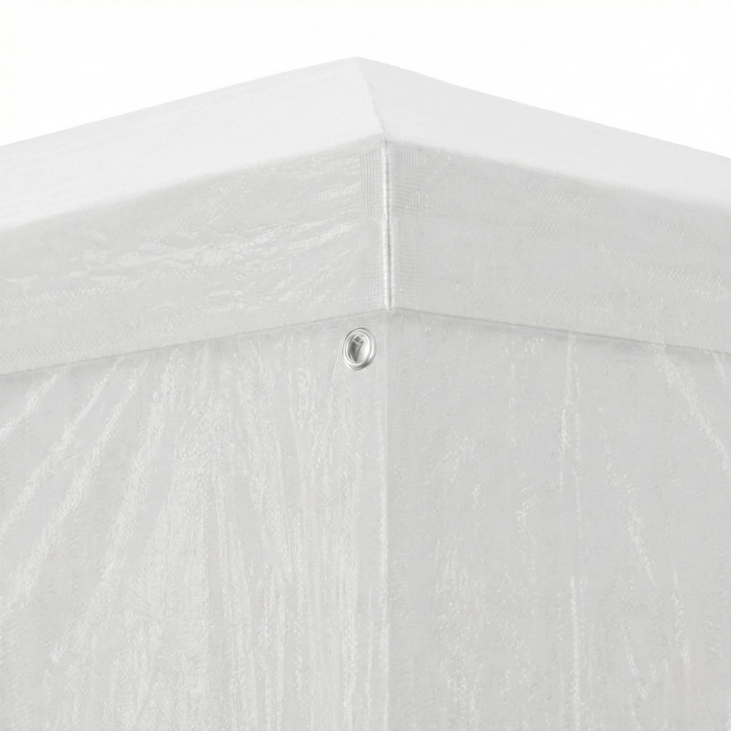 Gros plan sur la texture tissée de la toile en polyéthylène (PE) blanc et l'œillet métallique de renfort sur le coin du toit.