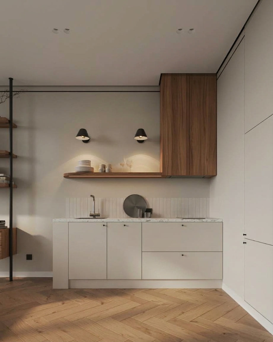 Deux appliques murales noires éclairant une étagère en bois dans une cuisine moderne blanche et bois