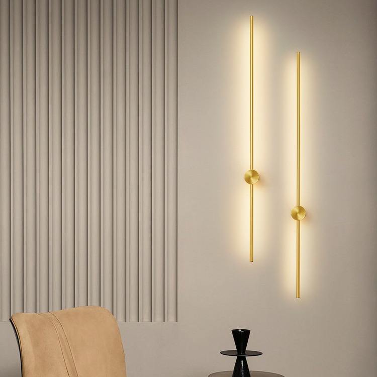Applique murale LED dorée à tige verticale design épuré, vue de face 