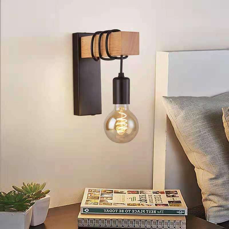 Applique murale en bois et métal noir au style industriel, modèle style-industriel à côté d'une tête de lit 