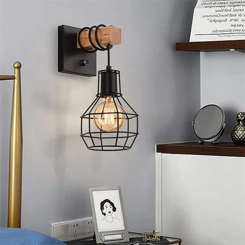 Applique murale en cage métallique noire avec base en bois vintage, éteinte – applique-murale-cage-metal-noir-et-bois-vintage
