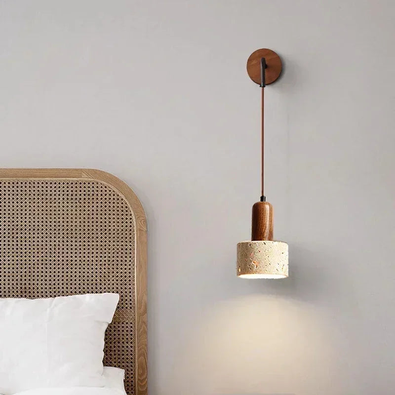 Applique murale en bois et terrazzo au style naturel, allumée, vue de face – style-naturel