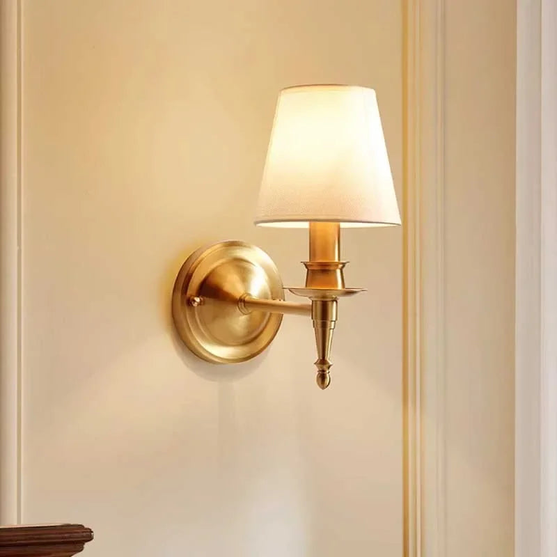 Applique murale dorée avec abat-jour en tissu beige, style classique élégant, modèle style-classique.